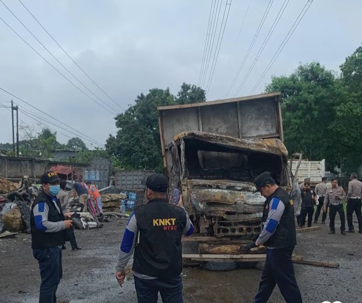 Tim dari KNKT memeriksa TKP kecelakaan maut di sekitar Gerbang Tol Ciawi 2, Bogor, Jawa Barat, Sabtu (8/2/2025). (Foto: KNKT)