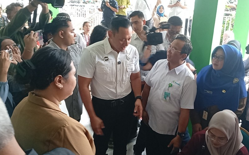 Menko IPK Agus Harimurti Yudhoyono (AHY) meninjau langsung program Pemeriksaan Kesehatan Gratis di Pusekesmas Beji, Depok.  (Muhammad Refi Sandi/MPI)