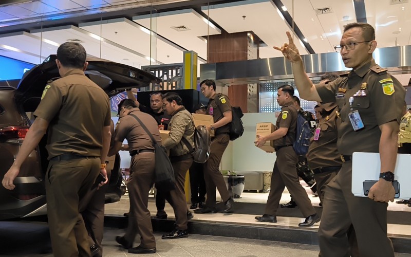 Penyidik Kejagung membawa sembilan kardus usai menggeledah kantor Ditjen Migas Kementerian ESDM. (Riana Rizkia/MPI)