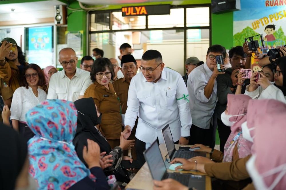 Tinjau Cek Kesehatan Gratis di Bekasi, Wamen ATR/BPN: Ini Kado Negara Buat Rakyat. (Foto: Ade Suhardi/MNC Media)