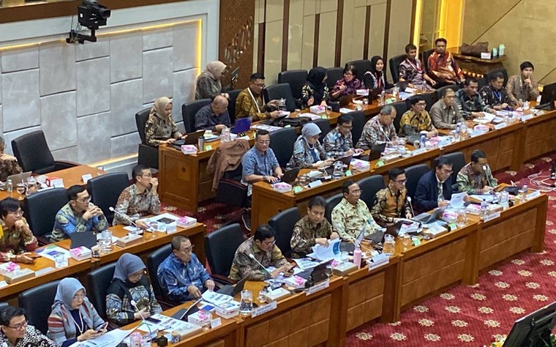 Menkes Budi Gunadi Sadikin menargetkan seluruh rumah sakit akan menerapkan sistem layanan Kelas Rawat Inap Standar (KRIS) pada Juni 2025.