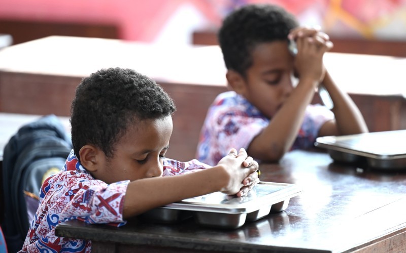 Program Makan Bergizi Gratis akhirnya digelar di Sorong, Papua Barat Daya, disambut antusiasme tinggi dari siswa, guru, maupun para orang tua. (Biro Pres)