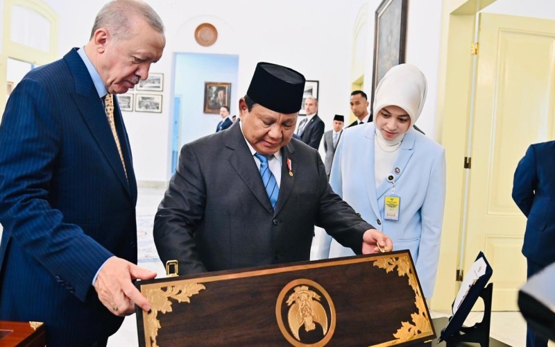Prabowo Beri Cendera Mata ke Erdogan, Ada Senapan Pindad hingga Keris Bali 