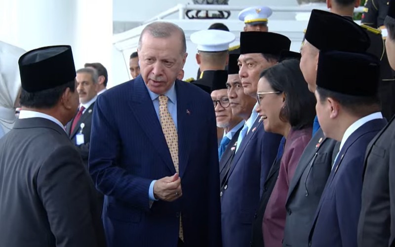 Presiden Turki Recep Tayyip Erdogan memperlihatkan momen akrab saat Presiden Prabowo Subianto memperkenalkannya Menkeu Sri Mulyani.