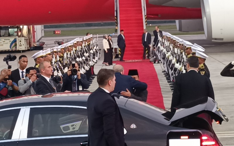 Presiden Republik Indonesia, Prabowo Subianto, mengantar kepulangan Presiden Turkiye, Recep Tayyip Erdogan.