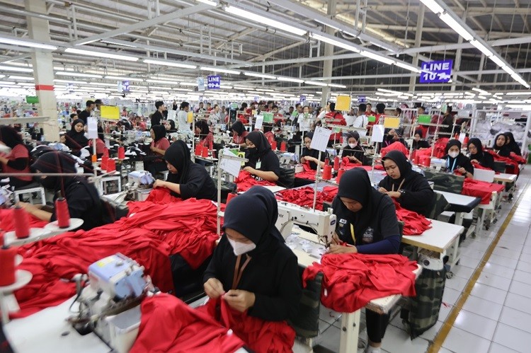 Apparel asli Indonesia, Erspo terus berpacu dengan waktu dalam memproduksi puluhan ribu jersey Timnas Indonesia. (foto: MPI)