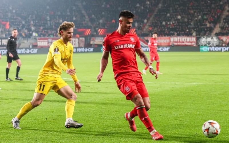 Pemain belakang FC Twente, Mees Hilgers mengaku harus berteriak sepanjang pertandingan saat timnya berhadapan dengan Bodo/Glimt. (Foto: Twente Fans)