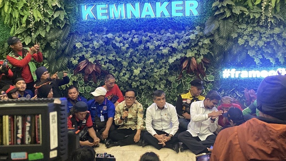 Menaker dan Wamenaker Kompak Duduk Ngemper Dengarkan Aspirasi Driver Ojol. (Foto Ari S/MPI)