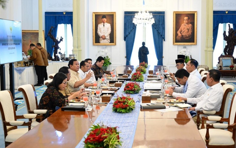 Presiden Prabowo Subianto menggelar rapat terbatas bersama sejumlah Menteri Kabinet Merah Putih di Istana Merdeka, Jakarta, Selasa (18/2/2025).