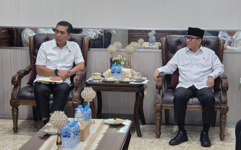 Menteri Desa dan Pembangunan Daerah Tertinggal, Yandri Susanto menemui Kabareskrim Polri Komjen Wahyu Widada.