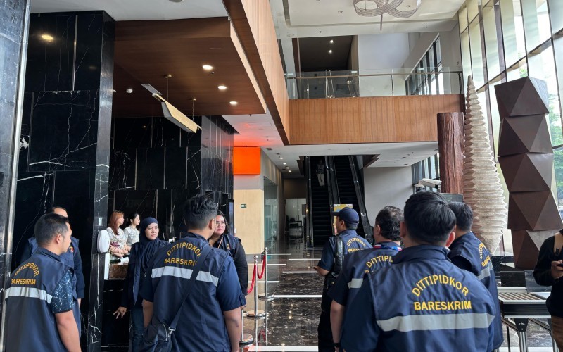 Polri menggeledah Gedung PT Hutama Karya di MT Haryono, Cawang, Jakarta Timur.