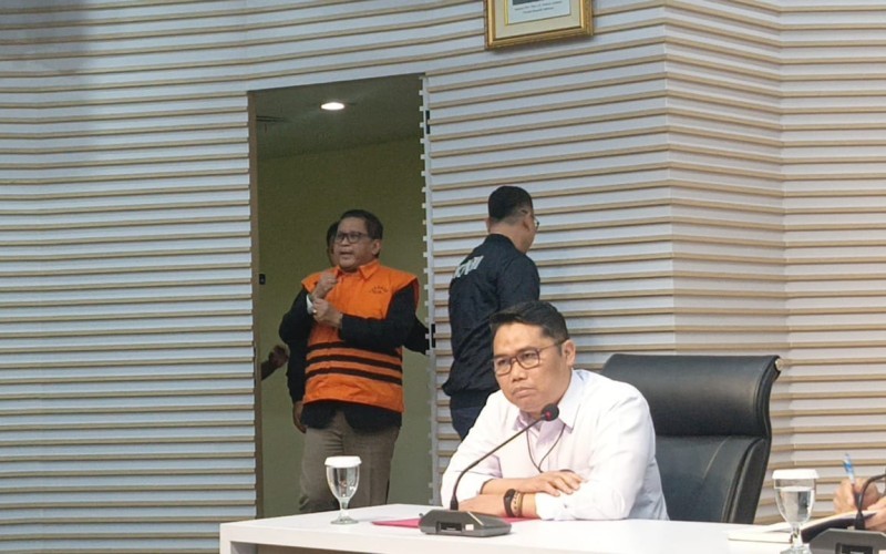 Hasto mengenakan rompi tahanan KPK berwarna oranye dengan tangan terborgol usai merampungkan pemeriksaan sebagai tersangka. (Nur Khabibi/MPI)