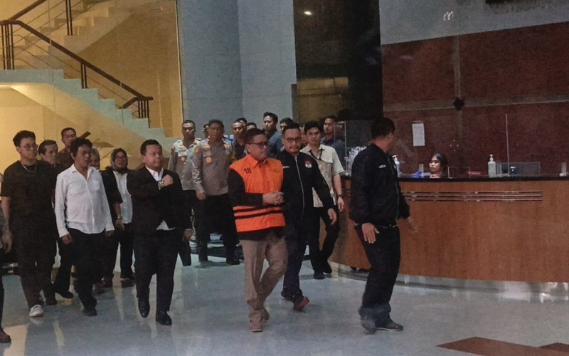 Hasto Kristiyanto terlihat mengenakan rompi oranye khas tahanan KPK (Nur Khabibi/MPI)