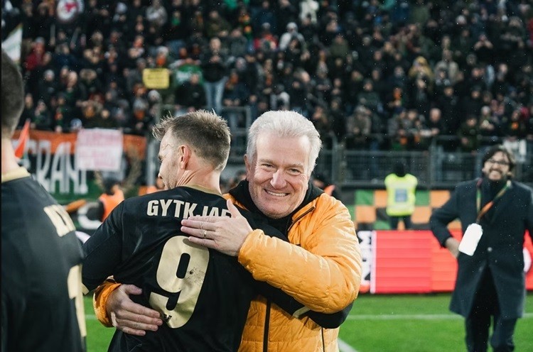 Presiden klub Liga Italia Venezia, Duncan Niederauer kaget klubnya menjadi viral karena memiliki desain jersey layaknya merek fesyen. (foto: Venezia)