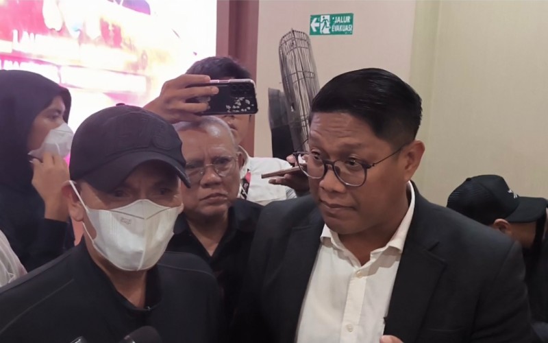 Kades Kohod Arsin memenuhi panggilan Bareskrim Polri untuk kasus pemalsuan dokumen SHGB dan SHM pagar laut Tangerang. (Riana Rizkia/MPI)
