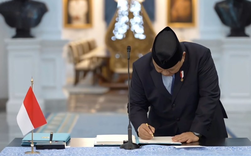 Ketika Presiden Prabowo Ucapkan Bismillah sebelum Teken Keppres Dewas dan Badan Pelaksana Danantara (Foto: Biro Setpres)