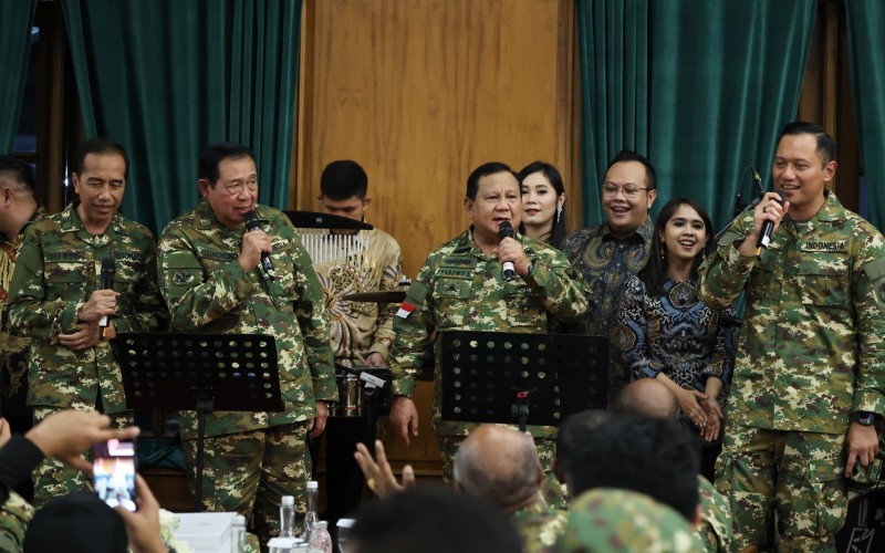 Presiden Prabowo Subianto, Presiden ke-6 Susilo Bambang Yudhoyono  dan Presiden ke-7 Joko Widodo  kompak bernyanyi bersama.