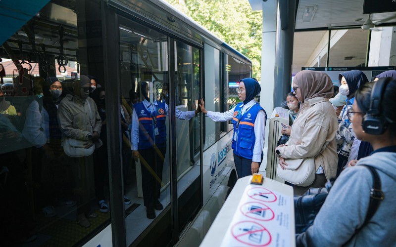Transjakarta menerapkan aturan yang memudahkan penumpang untuk berbuka puasa Ramadan saat dalam perjalanan menggunakan layanan Transjakarta.