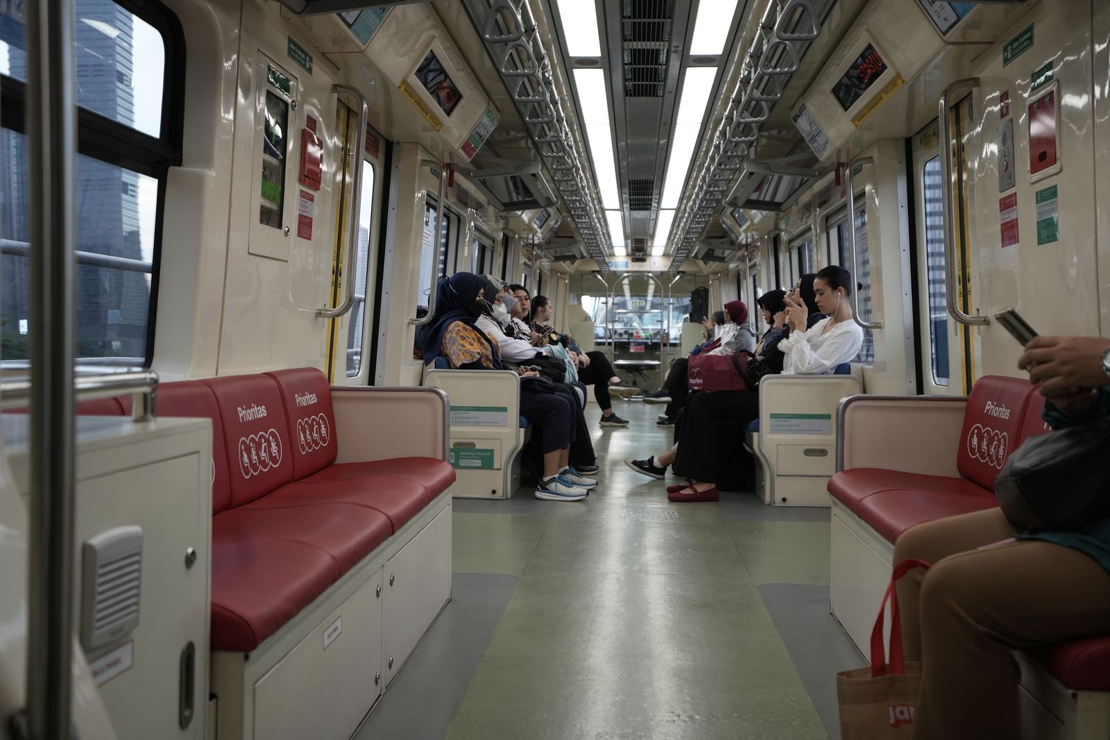 1,2 Juta Orang Naik LRT Jabodebek Selama Angkutan Lebaran 2025. (Foto MNC Media)