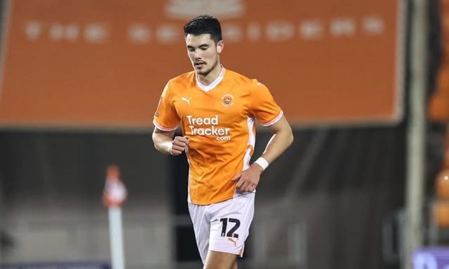Elkan Baggott disebut rekrutan sukses Blackpool FC meski cedera sempat menghambatnya. Ia tampil solid dalam 12 laga musim ini. (Foto: IG/Baggott)