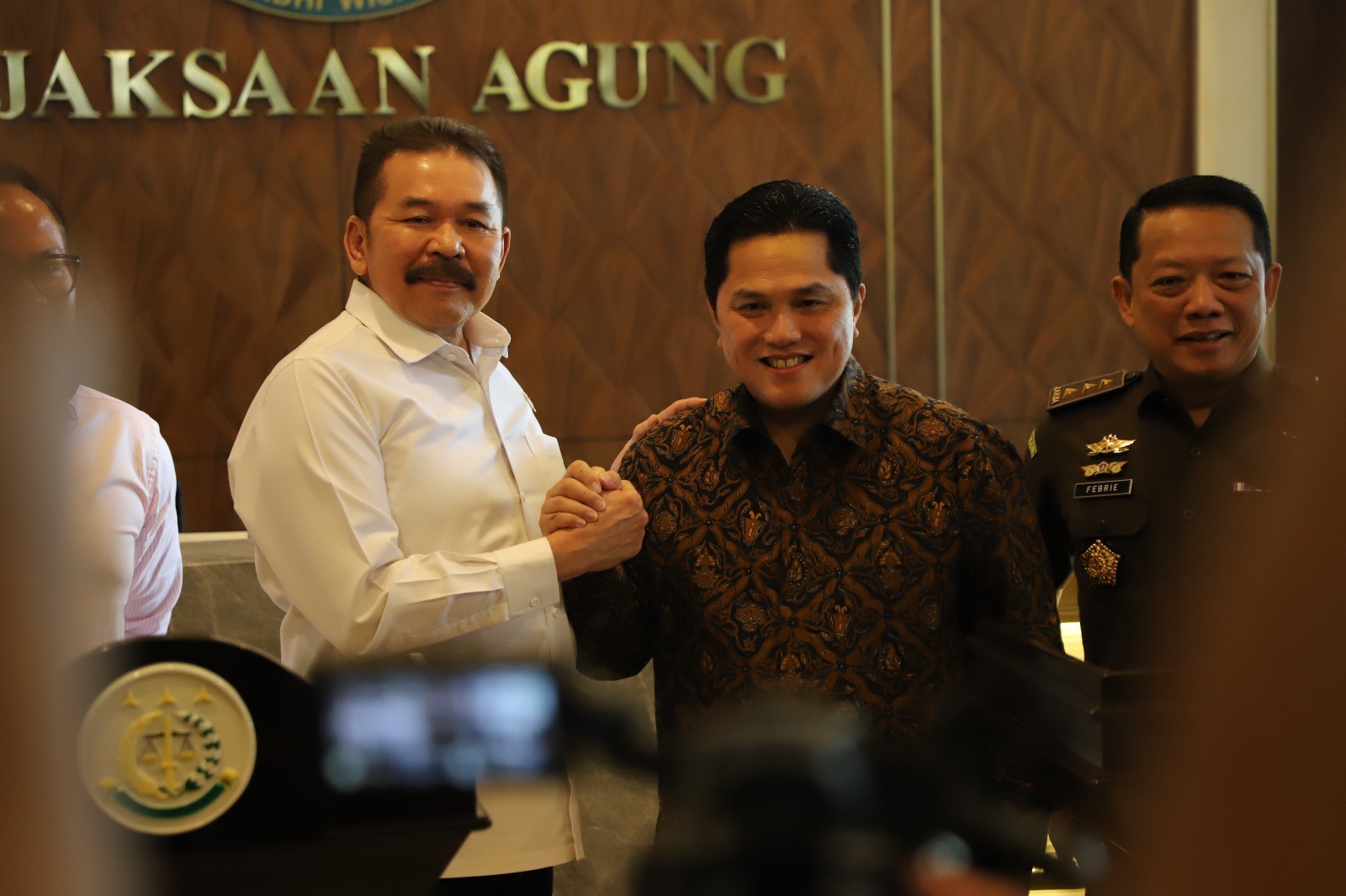 Erick Thohir dan Jaksa Agung Rapat hingga Larut Malam Bahas Isu Pertamax Oplosan. (Foto: Dok. Kejagung)