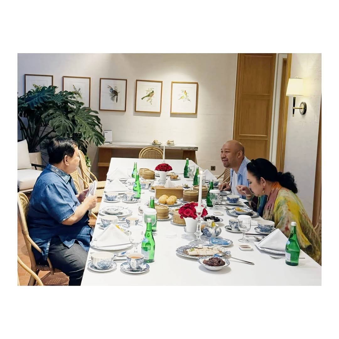 Presiden Prabowo berbuka puasa bersama Titiek Soeharto dan Didit Hediprasetyo, momen hangat ini dibagikan di Instagram. (Foto: IG/prabowo)