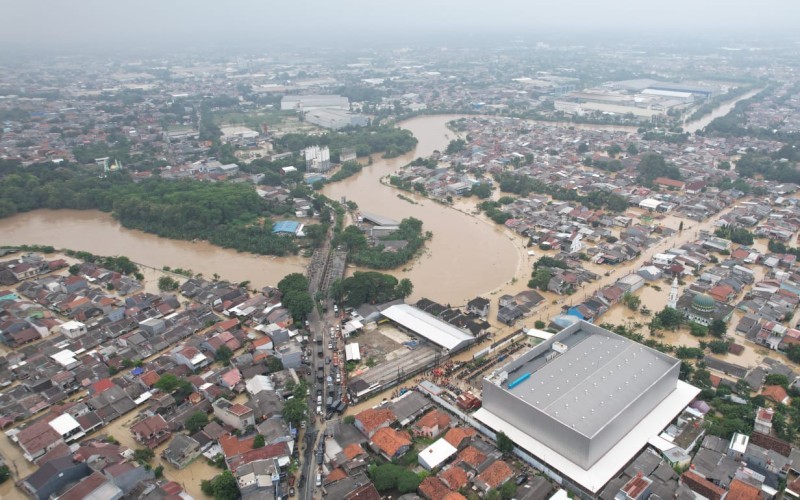 Banjir merendam wilayah Bekasi, Jawa Barat. Bencana ini disebut-sebut lebih parah dibanding lima tahun lalu atau 2020.