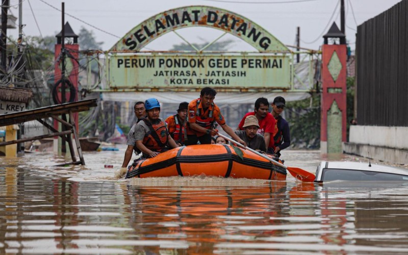 Banjir 4 Meter Terjang Pondok Gede Permai Bekasi, Rumah hingga Mobil Terendam