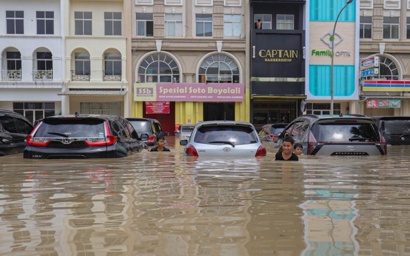 Belasan mobil yang terparkir di Jalan Boulevard Raya Galaxy, Bekasi Selatan, Kota Bekasi pun terendam , Selasa (4/3/2025).