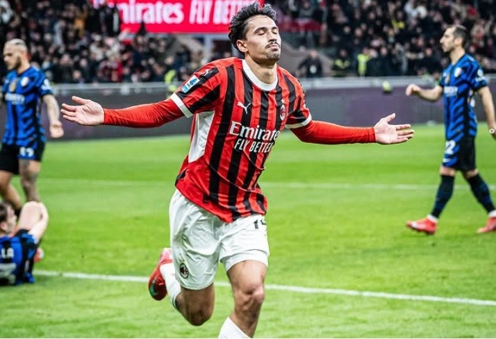 Tijjani Reijnders perpanjang kontrak dengan AC Milan hingga 2030, mengakhiri spekulasi transfer ke Chelsea. (foto: IG/Tijjani Reijnders