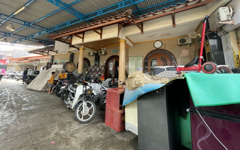Warga Kelurahan Balekambang, Kecamatan Kramatjati, Jakarta Timur, memanfaatkan halaman masjid untuk menyelamatkan barang dari rendaman banjir. (Tangguh Yudha)