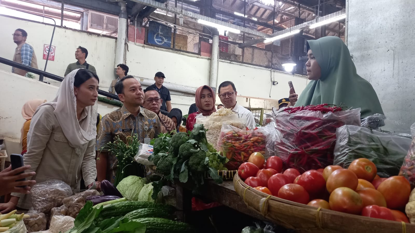 Sidak Pasar Gede Solo, Wamendag Temukan Harga Cabai dan Bawang Naik. (Foto Ary Wahyu/MPI)