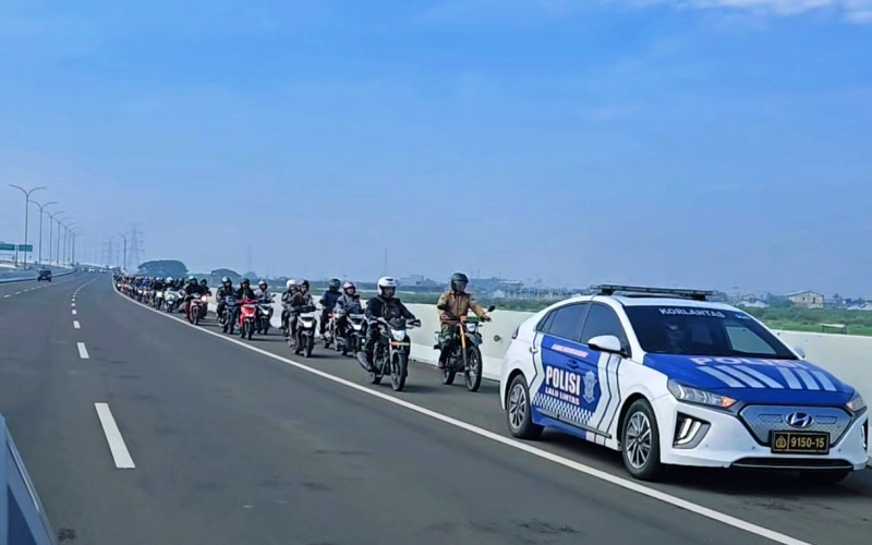 Polisi mengizinkan pengendara sepeda motor untuk melintasi Jalan Tol Gabus Ruas Cibitung-Tanjung Priok, karena jalan arteri di Bekasi banjir.