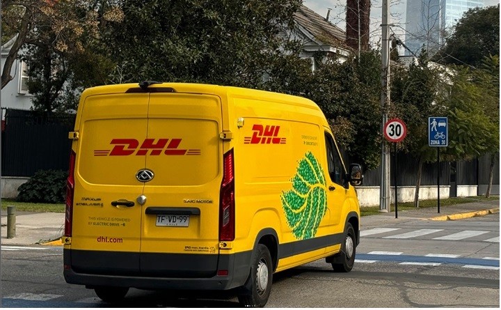 Perusahaan logistik DHL berencana untuk menggunakan mobil listrik secara menyeluruh dalam menunjang operasionalnya. (foto: iNews Media)