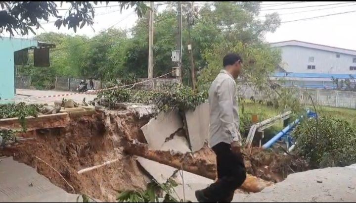 Jalan Jatiwangi Cikarang Amblas Akibat Hujan Deras, Akses ke Kawasan Industri Terganggu. (Foto: MNC Media)