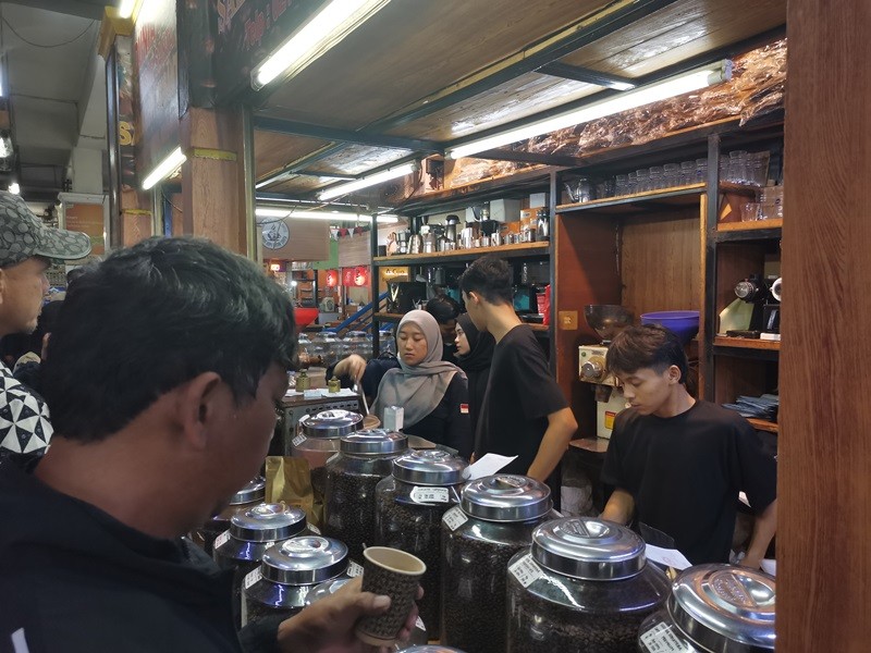 UMKM binaan BRI Dunia Kopi sukses menembus pasar global. Kopi racikan Suradi dinikmati pecinta kopi, para menteri, hingga wisatawan mancanegara. (Ibnu/IDX)