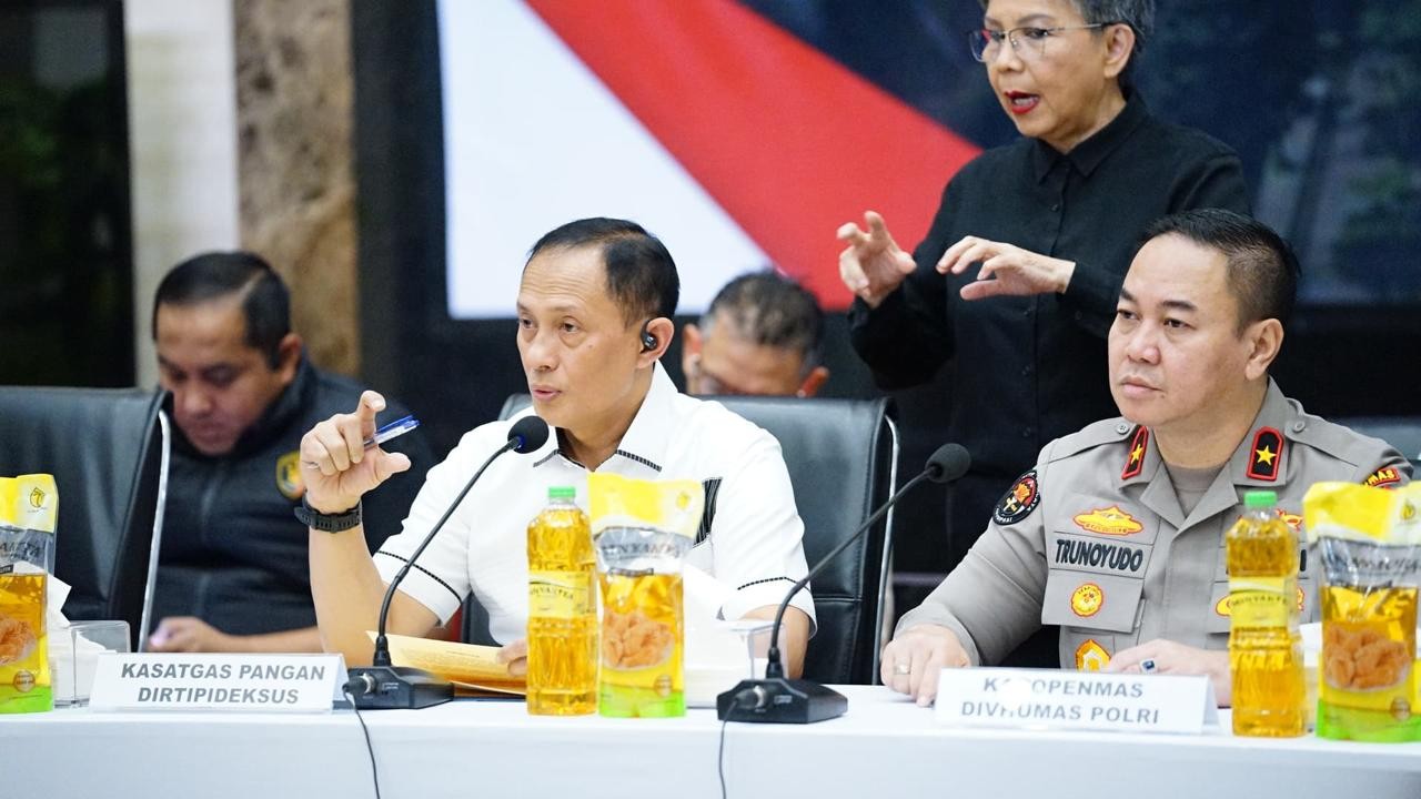 Polri Sita 10.560 Liter MinyaKita Tak Sesuai Takaran dari Produsen Curang di Depok. (Foto Istimewa)