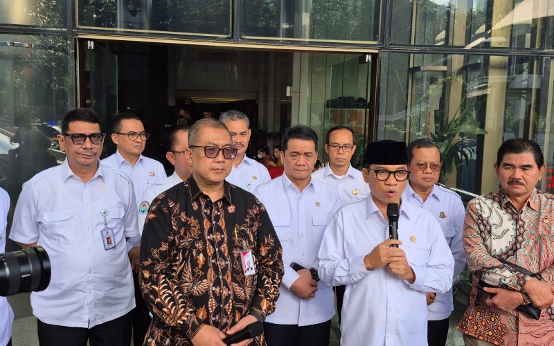 Menteri Desa dan Pembangunan Daerah Tertinggal, Yandri Susanto menemui pimpinan Komisi Pemberantan Korupsi atau KPK.