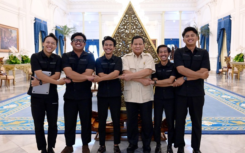 Presiden Prabowo Subianto menerima kunjungan Pandawara Group di Istana Merdeka, Jakarta, Selasa (11/3/2025).