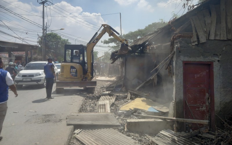 Pemkab Bekasi dan Pemprov Jabar membongkar ratusan bangunan liar yang berada di sepanjang aliran Kali Sepak di Kampung Gabus.