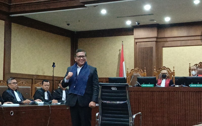 Hasto Kristiyanto menjalani sidang perdana atas kasus perintangan penyidikan dan suap.