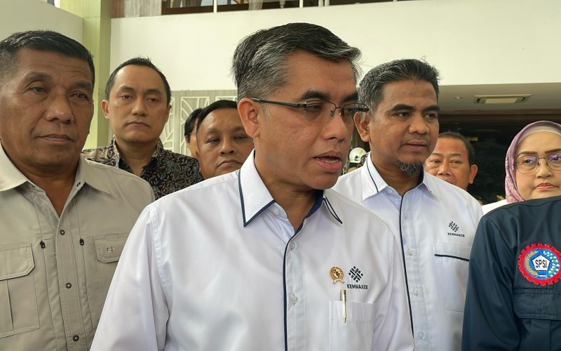 Menaker) Yassierli melakukan kunjungan ke PT Sri Rejeki Isman Tbk (Sritex) di Sukoharjo, Jawa Tengah, Senin (17/3/2025).(Dhessy Vitriana/MPI)