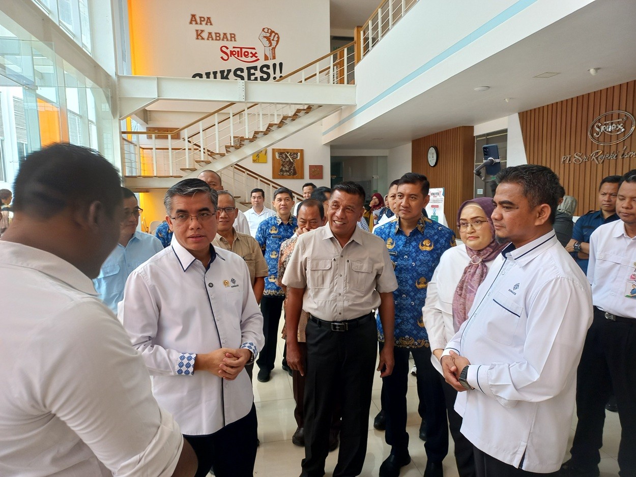 Mantan Pekerja Sritex (SRIL) Tanda Tangani Kontrak Kerja dengan Investor Baru. (Foto Dhessy Vitriana/MPI)