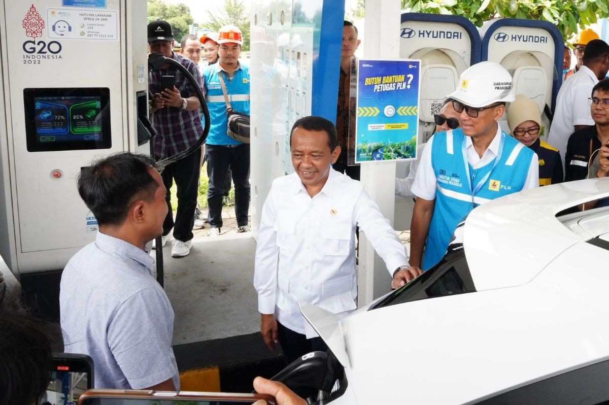 Cek SPKLU di Jateng, Bahlil: Tidak Perlu Ragu Pakai Kendaraan Listrik saat Mudik. (Foto: Dok. PLN)