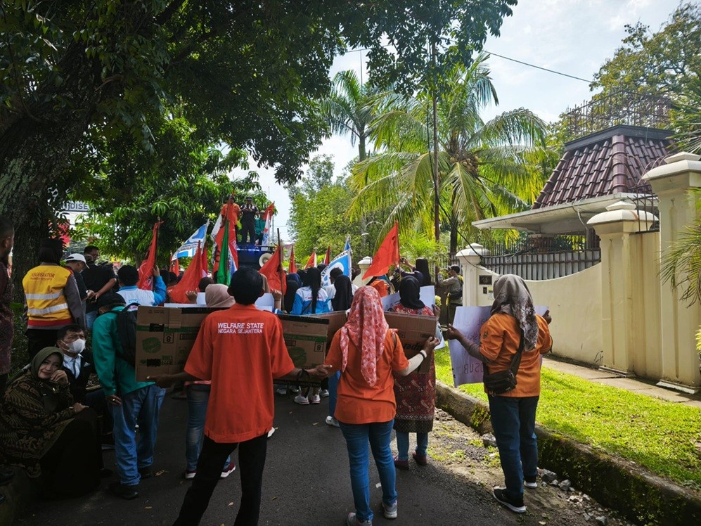 KSPI Geruduk Rumah Dirut Sritex (SRIL) Iwan Lukminto, Tuntut Pembayaran THR dan Pesangon. (Foto Dhessy/MPI)
