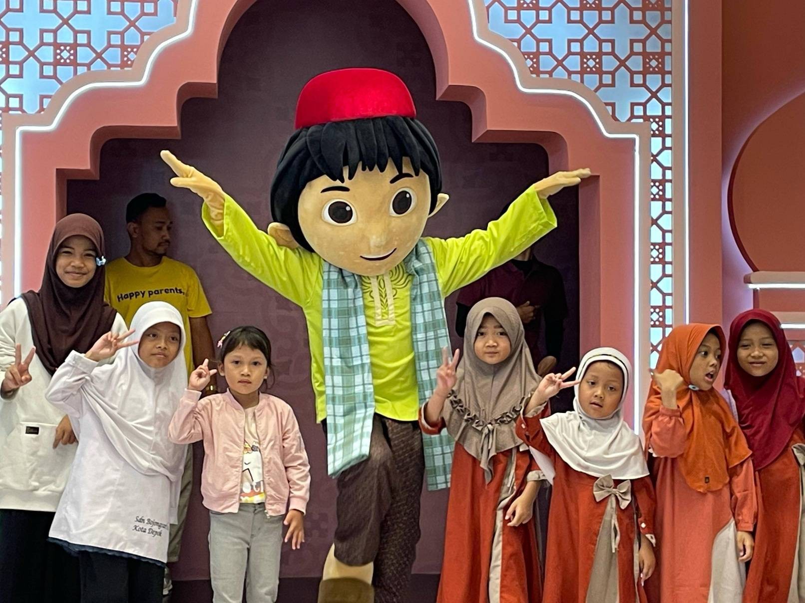 Tokoh animasi Entong turut berbagi keceriaan bersama anak yatim piatu di The Park Sawangan, Depok, Jawa Barat, Minggu (23/3/2025). (Foto: IDXChannel/Tangguh Y)