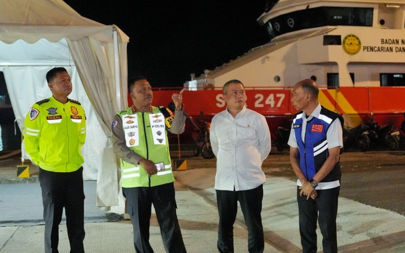 Kakorlantas Polri Irjen Pol Agus Suryonugroho dan Menteri Perhubungan Dudy Purwagandhi meninjau jalur Pelabuhan Merak, Banten.