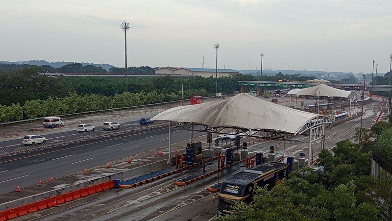 Volume Lalu Lintas di Gerbang Tol Cikampek Utama Melonjak di H-7 Lebaran (foto jonathan)