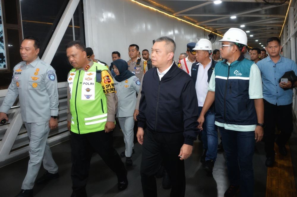 Menhub Pastikan Tak Ada Penumpukan Kendaraan di Pelabuhan Merak. Foto: MNC Media.