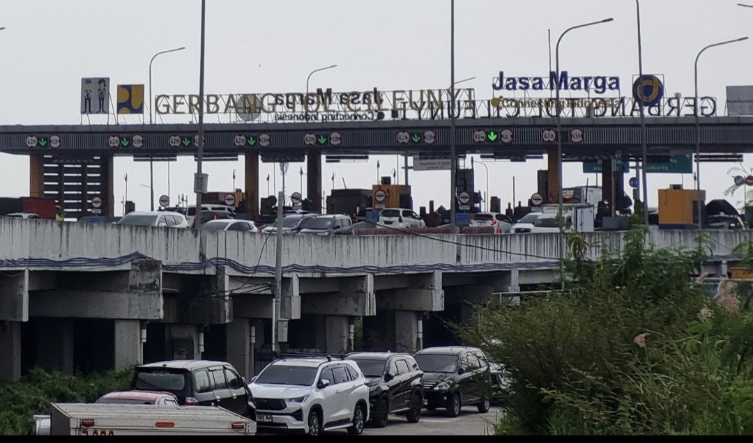 Volume Kendaraan di Gerbang Tol (GT) Cileunyi Naik 24,9 Persen pada Kamis Siang (FOTO:MNC Media)